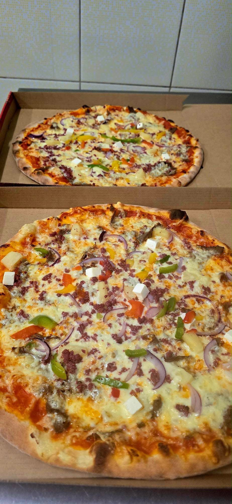 Napolin runsastäytteisiä pizzoja mukaan otettavissa laatikoissa