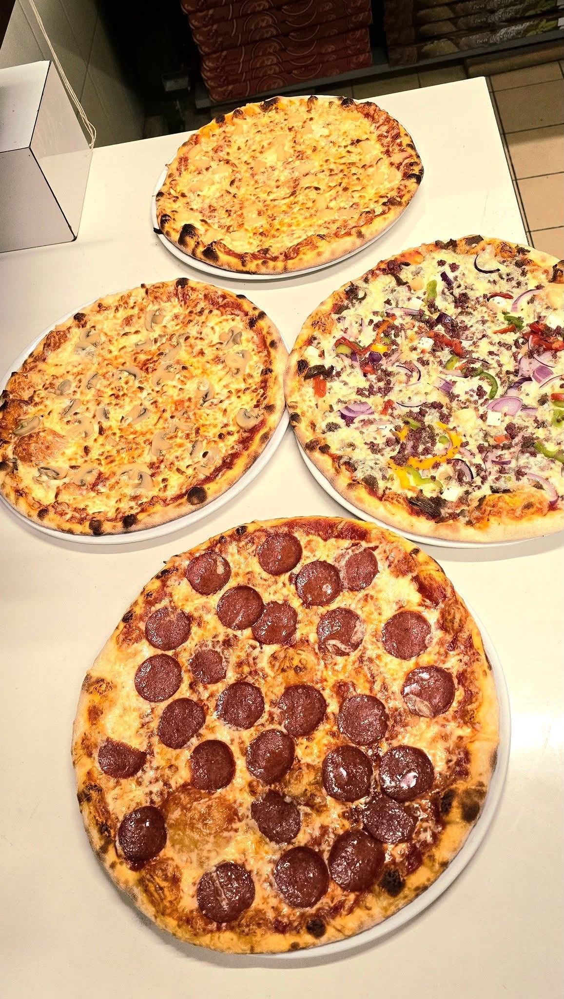 Kokonainen vastapaistettu meetwurstipizza Napolissa
